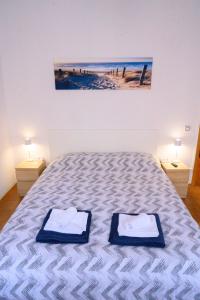 um quarto com uma cama com duas toalhas em Appartamento Cialdini Centro Ancona em Ancona