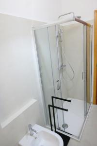 uma casa de banho com um chuveiro e um lavatório. em Appartamento Cialdini Centro Ancona em Ancona