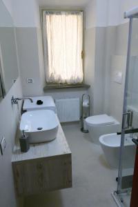 y baño con lavabo y aseo. en Appartamento Cialdini Centro Ancona en Ancona