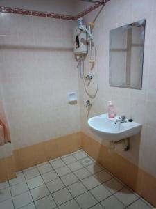 ein Bad mit einem Waschbecken und einem Spiegel in der Unterkunft Sofea Inn Bukit Merah - Suria A7245 in Simpang Ampat Semanggol