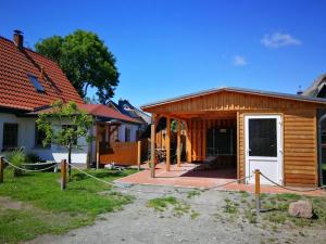 a house being remodeled with a shed at Boddenkahn in Born