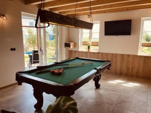 a pool table in a living room with a tv at Boddenkutter in Born