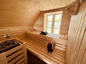 eine Sauna mit Fenster in einer Holzhütte in der Unterkunft Boddenkutter in Born