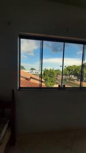 uma grande janela com vista para um campo de ténis em CASA CENTRAL DOURADOS em Dourados