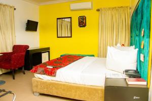 Łóżko lub łóżka w pokoju w obiekcie Suru Express Hotel
