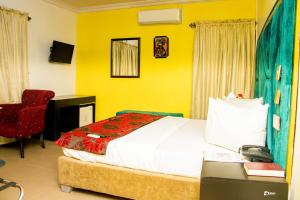 Uma cama ou camas num quarto em Suru Express Hotel