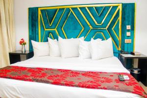 Uma cama ou camas num quarto em Suru Express Hotel