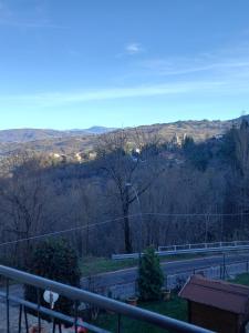 - une vue sur une route dans les montagnes dans l'établissement residence La Bolognina 2, à Lizzano in Belvedere