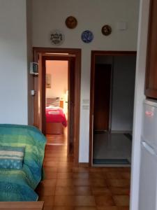 ein Wohnzimmer mit Sofa und ein Schlafzimmer in der Unterkunft residence La Bolognina 2 in Lizzano in Belvedere