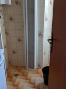 La salle de bains est pourvue d'une douche avec un seau. dans l'établissement residence La Bolognina 2, à Lizzano in Belvedere