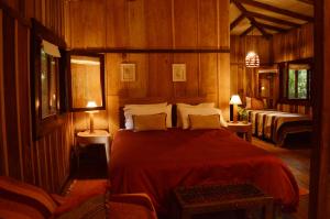 1 dormitorio con 1 cama grande en una habitación en Margay - Reserva Natural y Lodge de Selva in 