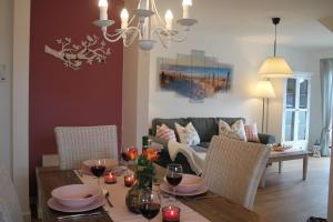 a living room with a table and a couch at Ferienwohnung Abendsonne in Born