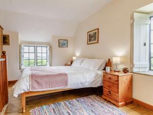 - une chambre avec un lit, une commode en bois et une fenêtre dans l'établissement 1 Bed in Yeovil HYDEC, à West Coker