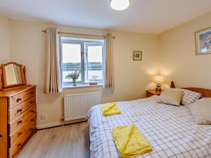 Llit o llits en una habitació de 2 Bed in Bideford RIVES