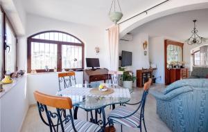 パロス岬にあるStunning Home In Cabo De Palos With Wifiのキッチン、リビングルーム(テーブル、椅子付)