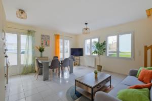 TV a/nebo společenská místnost v ubytování La Balnéaire - à 50m de la plage