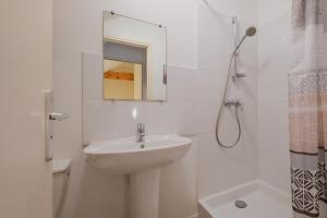 Koupelna v ubytování La Balnéaire - à 50m de la plage + 4 fotografie