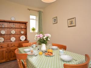 una mesa de comedor con un paño de lunares verde y blanco en 2 Bed in St Austell TVISS, en Pentewan