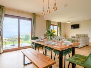 een eetkamer met een tafel en stoelen met uitzicht bij 2 bed in Llandrindod Wells 89063 in Nantmel