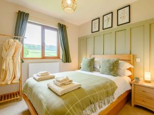 ein Schlafzimmer mit einem Bett mit Handtüchern darauf in der Unterkunft 2 bed in Llandrindod Wells 89063 in Nantmel