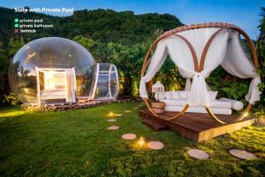 una camera in una tenda a bolle in un cortile di Bubble Hotel Nyang Nyang - Adults only a Uluwatu