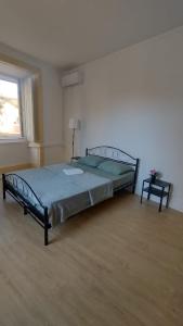 ein Schlafzimmer mit einem großen Bett und einem Fenster in der Unterkunft Varandas do chiado - Lisboa in Lissabon