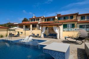 een huis met een zwembad en een huis bij Villa Kalista Istriana in Mednjan