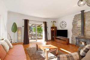 a living room with a couch and a fireplace at Casa Palma in Paderne