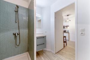 a bathroom with a shower and a sink at Charmant et fonctionnel in Talence