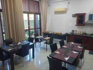 Kuchyň nebo kuchyňský kout v ubytování Hotel Blue Bird