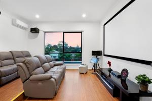 Posezení v ubytování Amazing Backyard - MAX Entertain Beachside Retreat