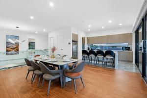 Posezení v ubytování Amazing Backyard - MAX Entertain Beachside Retreat