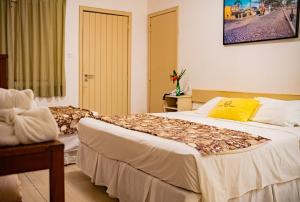 1 Schlafzimmer mit 2 Betten in einem Zimmer in der Unterkunft Pousada Portal da Concha in Itacaré