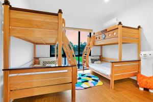 Postel nebo postele na pokoji v ubytování Amazing Backyard - MAX Entertain Beachside Retreat + 32 fotografií