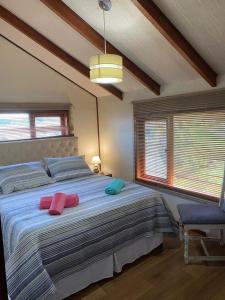 1 dormitorio con 1 cama con 2 toallas en El Encino en Puerto Varas