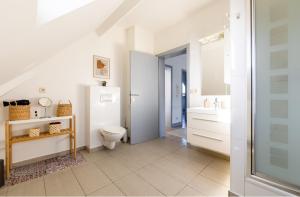 uma casa de banho com um WC e um lavatório em House of Lara em Bruxelas