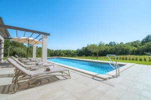 Bazén v ubytovaní Villa Frida in Vizinada, Poreč by Istrabook alebo v jeho blízkosti