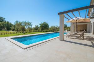 Bazén v ubytovaní Villa Frida in Vizinada, Poreč by Istrabook alebo v jeho blízkosti