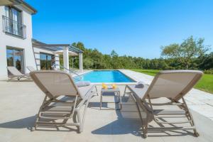 Bazén v ubytovaní Villa Frida in Vizinada, Poreč by Istrabook alebo v jeho blízkosti