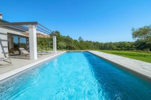 Bazén v ubytovaní Villa Frida in Vizinada, Poreč by Istrabook alebo v jeho blízkosti