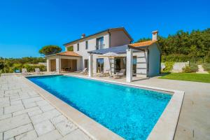 Bazén v ubytovaní Villa Frida in Vizinada, Poreč by Istrabook alebo v jeho blízkosti