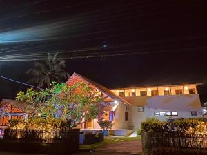 una casa por la noche con luces encendidas en Pousada Yapara-Tyba, en Japaratinga