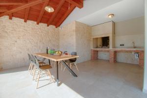 Kuchyňa alebo kuchynka v ubytovaní Villa Frida in Vizinada, Poreč by Istrabook