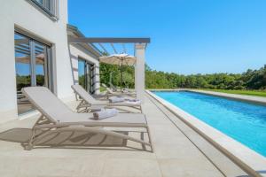 Bazén v ubytovaní Villa Frida in Vizinada, Poreč by Istrabook alebo v jeho blízkosti