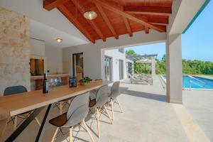 Bazén v ubytovaní Villa Frida in Vizinada, Poreč by Istrabook alebo v jeho blízkosti
