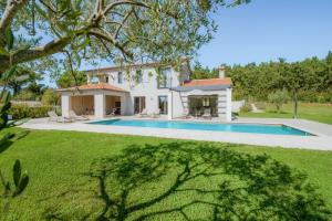 Bazén v ubytovaní Villa Frida in Vizinada, Poreč by Istrabook alebo v jeho blízkosti
