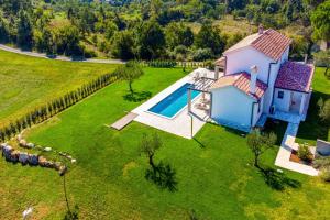 Bazén v ubytovaní Villa Frida in Vizinada, Poreč by Istrabook alebo v jeho blízkosti