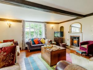 sala de estar con muebles y chimenea en 6 Bed in Norwich 42594, 