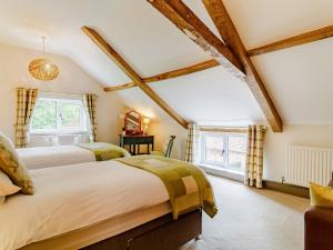 Tempat tidur dalam kamar di 6 Bed in Norwich 42594