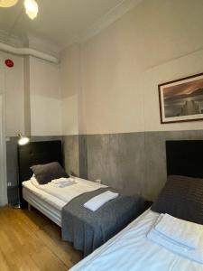 Postel nebo postele na pokoji v ubytování Lilla Hotellet